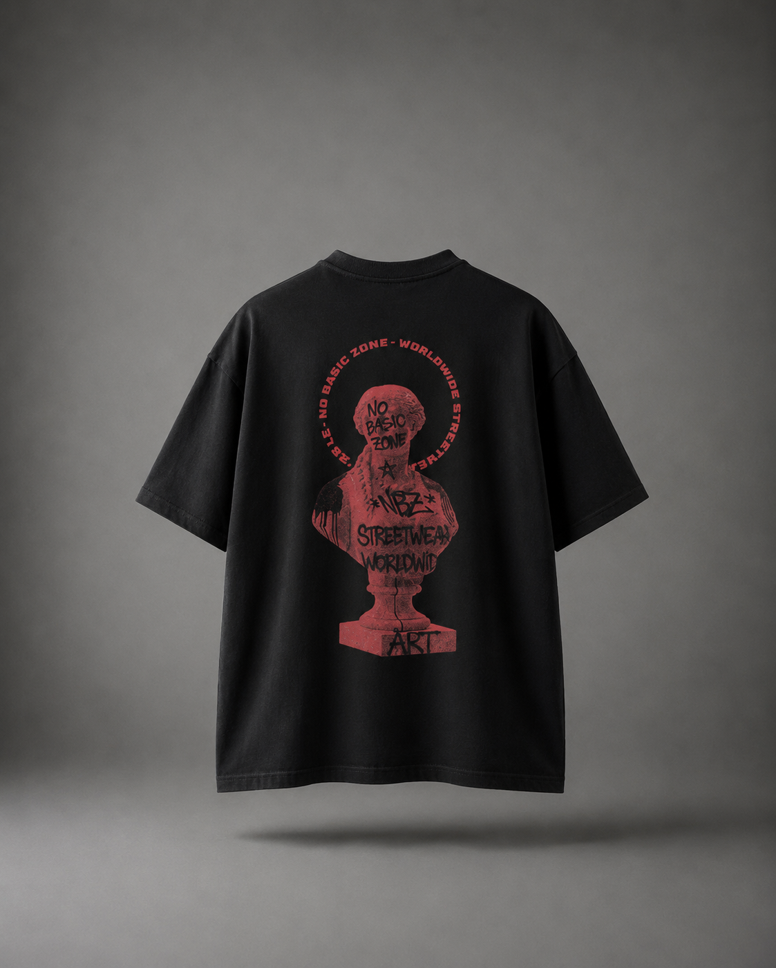 Camiseta negra con estatua de diseño, marca No Basic Zone, vista frontal de la camiseta en color negro con estampado en la parte delantera.