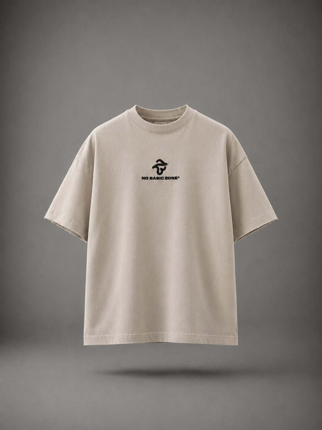 Camiseta beige y negra de manga corta con logotipo de No Basic Zone, estilo casual y moderna.