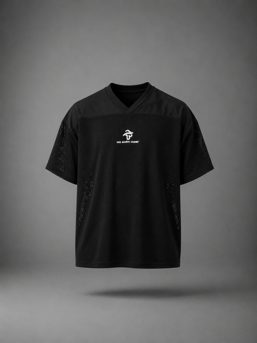 Camiseta negra de fútbol americano de No Basic Zone, con diseño clásico y logotipo en el pecho sobre fondo blanco.