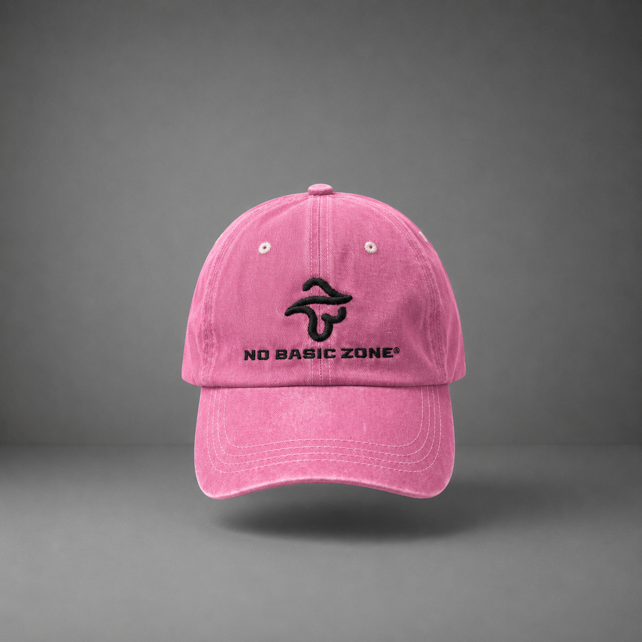 Gorra rosa con logo negro y blanco de la marca No Basic Zone, diseño casual y moderno para llevar en cualquier ocasión.