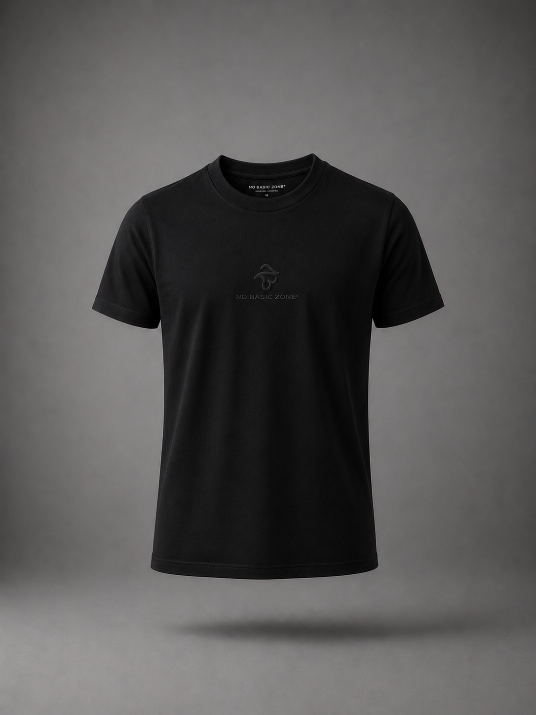 Camiseta negra Slim Feet T-Shirt de No Basic Zone con logotipo en el pecho, vista frontal en color negro.