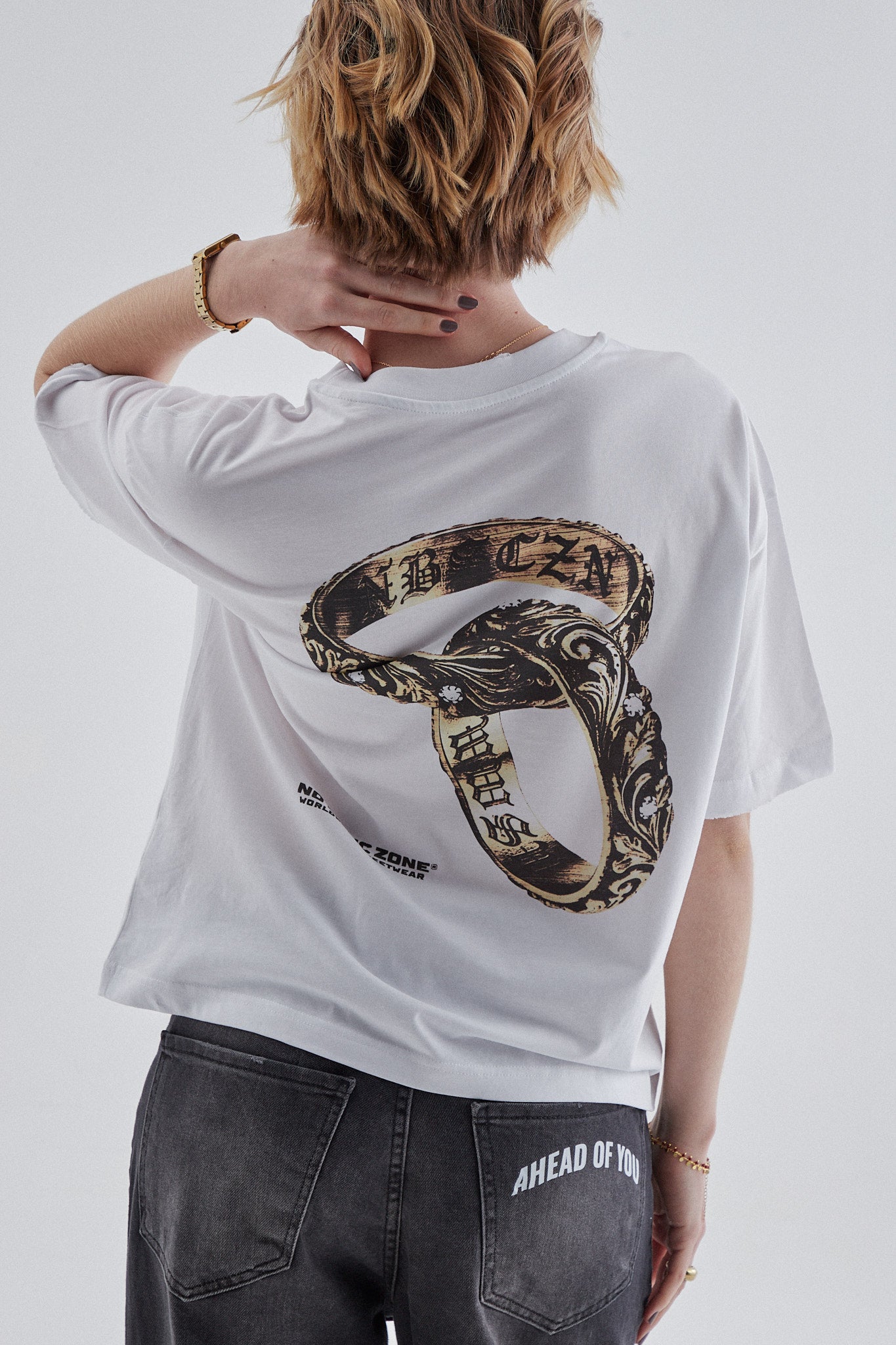 Camisa blanca de manga corta de la marca No Basic Zone, con diseño de anillos, en color blanco, vista frontal.