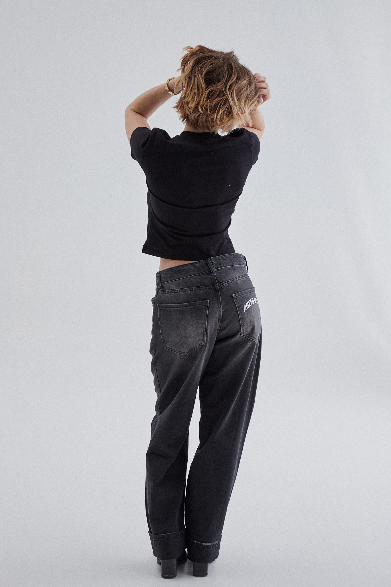 Camiseta T-SHIRT SLIM FEET de color negro con logo de No Basic Zone, vista frontal sobre fondo neutro.