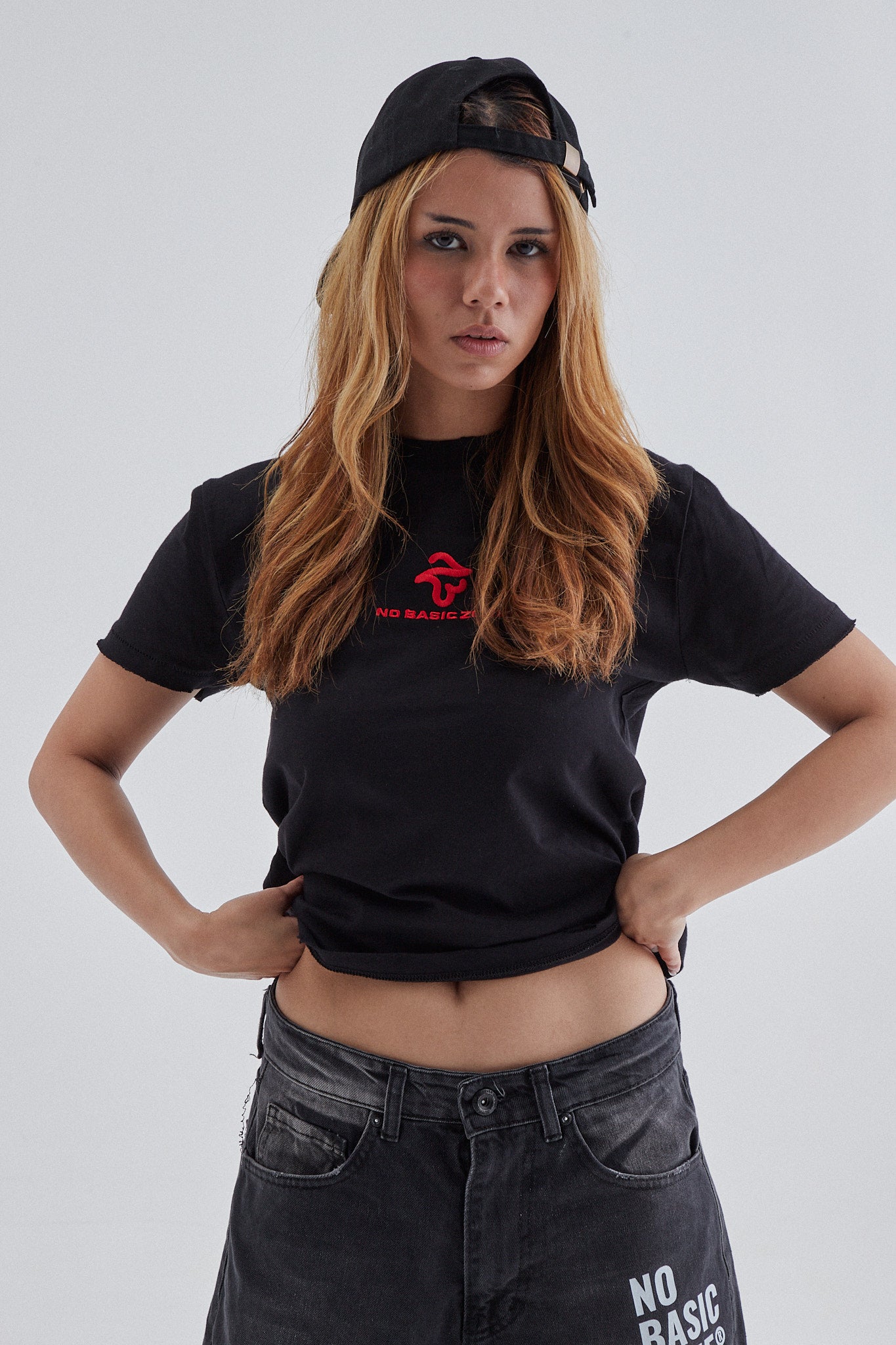 Camiseta negra y roja de No Basic Zone con logotipo en el pecho, estilo slim fit, vista frontal sobre fondo blanco.
