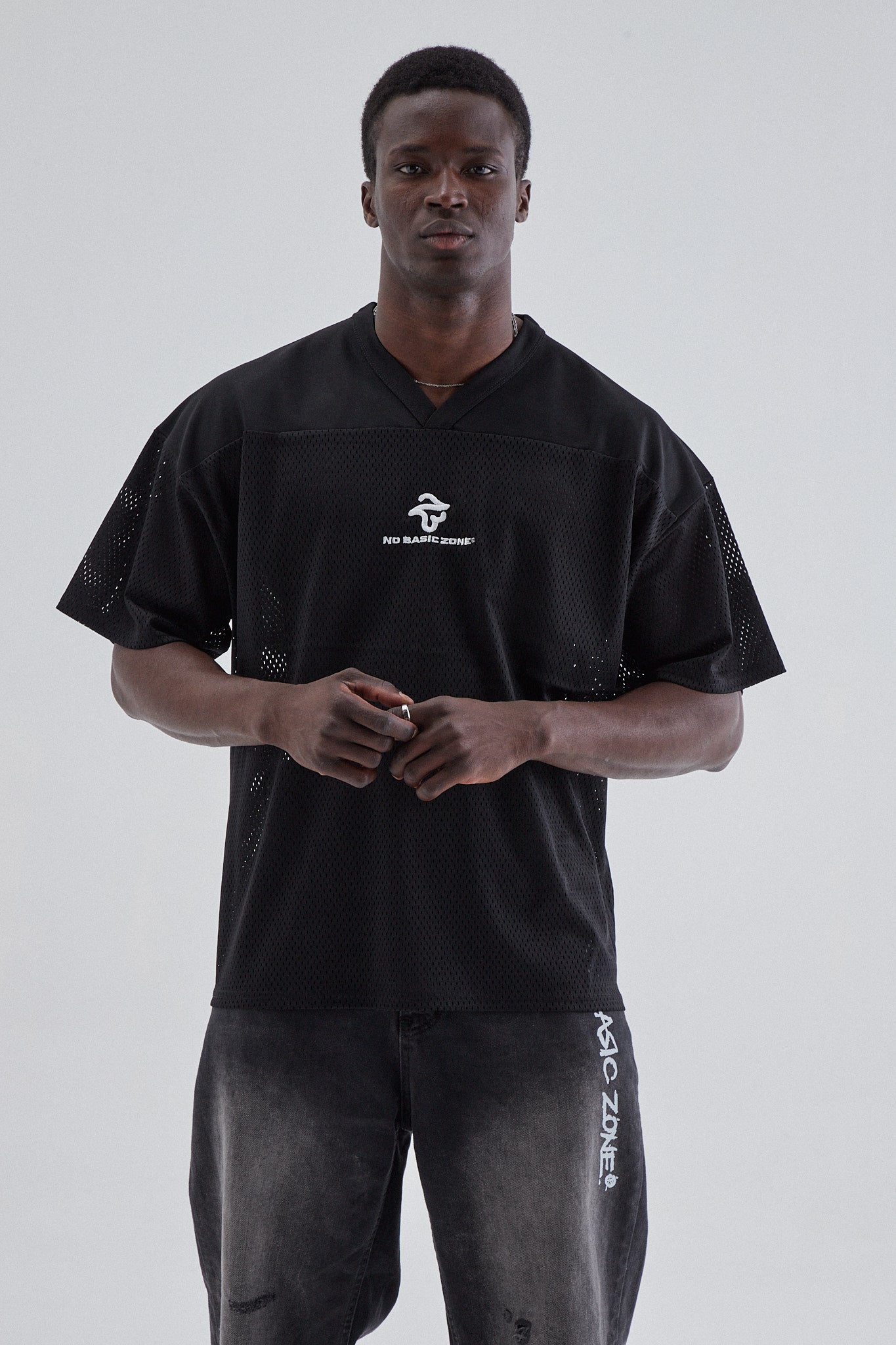Camiseta negra especial de la marca No Basic Zone, diseño minimalista y cómoda para uso diario.