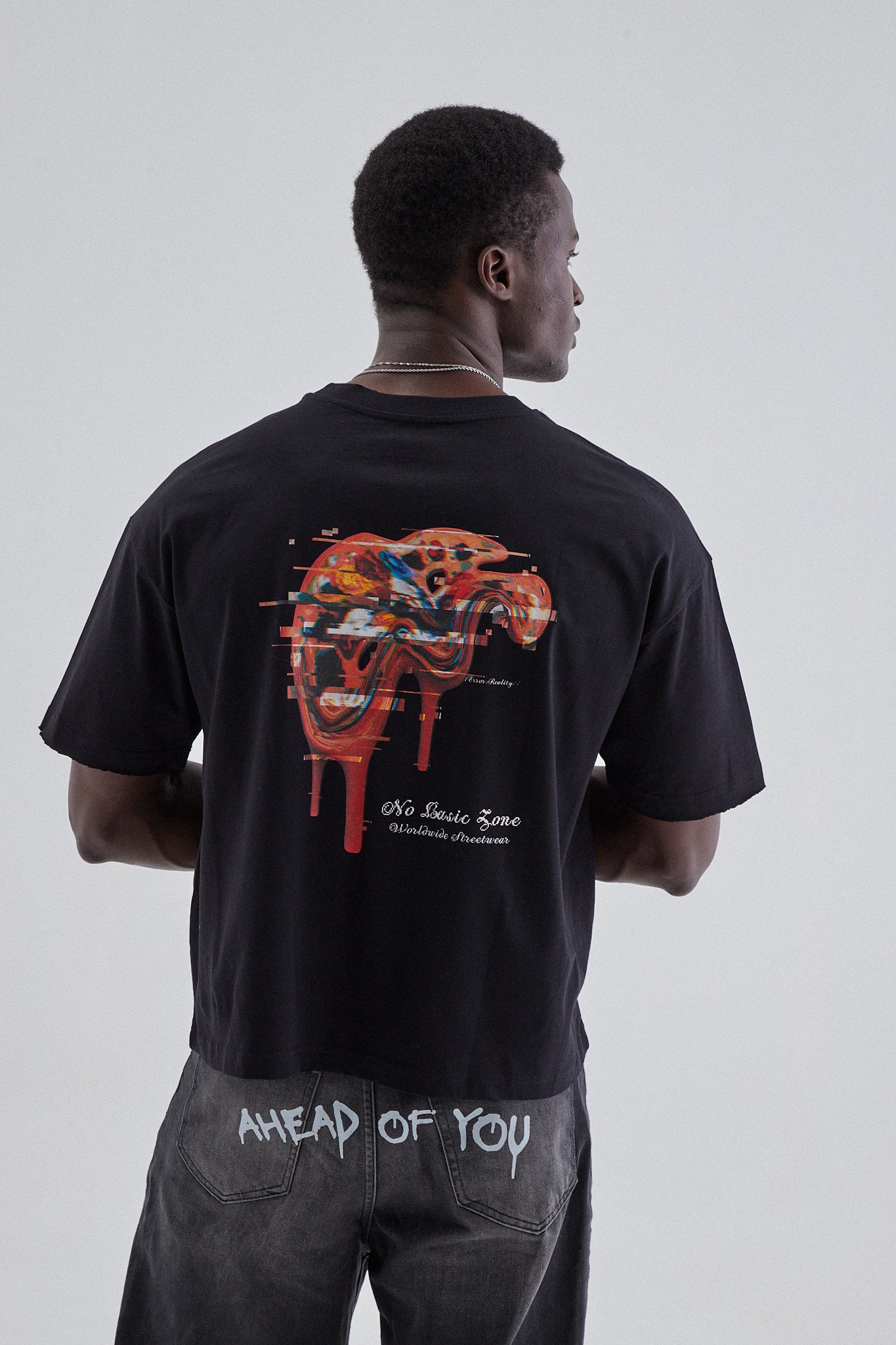 Camiseta negra de la marca No Basic Zone, estilo simple y moderna, en la paleta de colores de la camiseta.