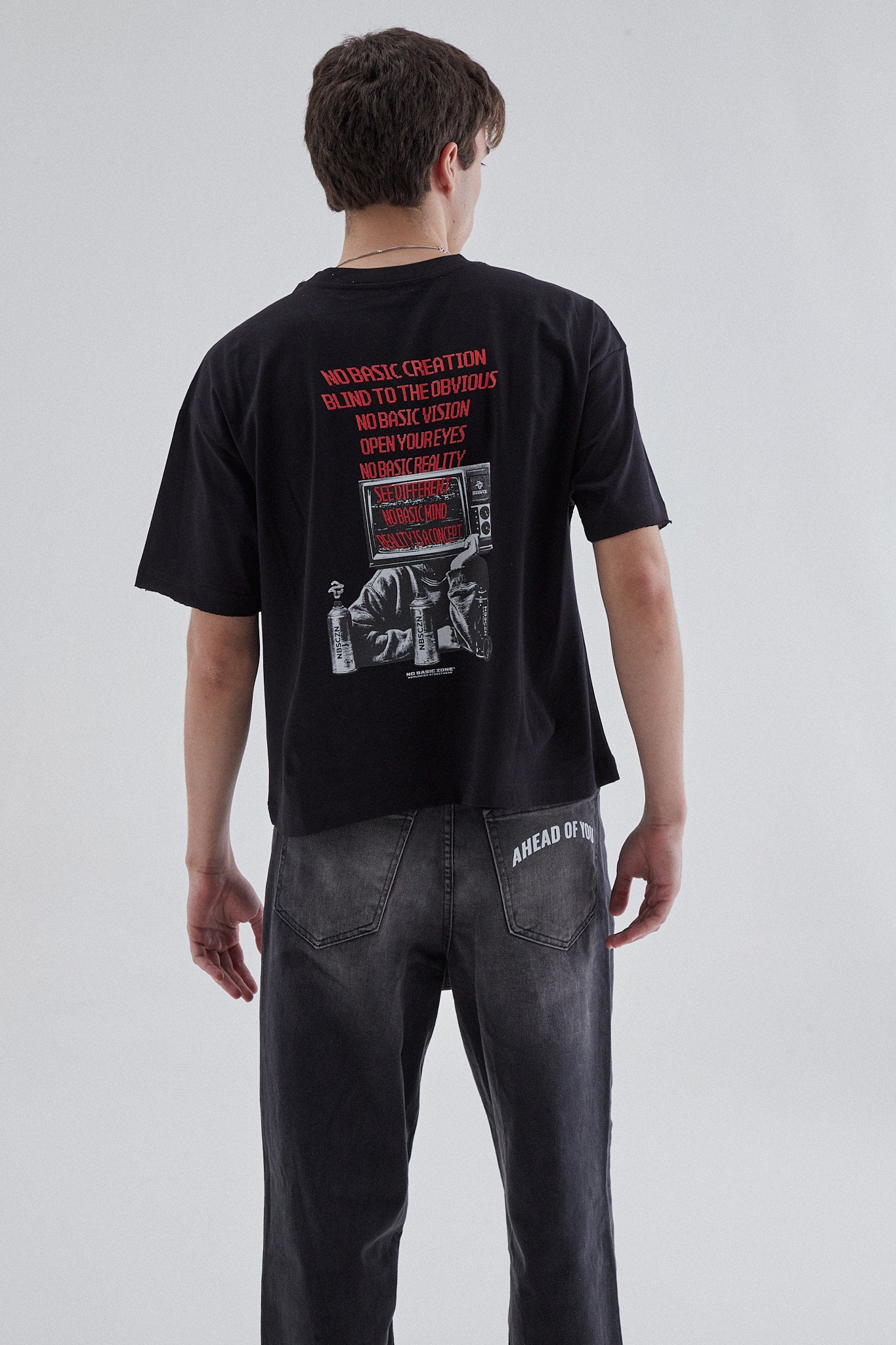 Camiseta negra de la marca No Basic Zone, modelo TVMIND, con diseño gráfico en la parte frontal, vista en la imagen ergergre_52.jpg