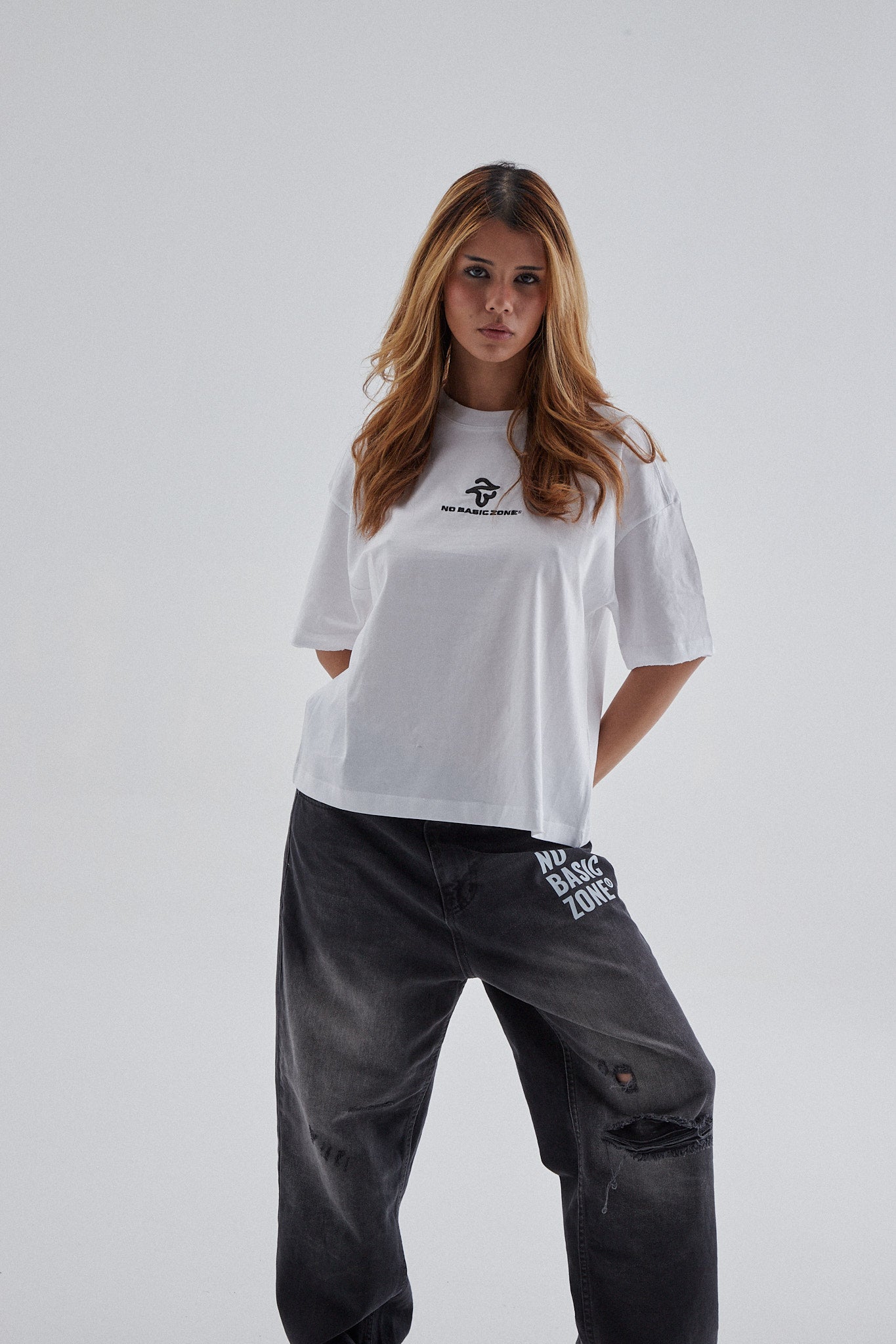 Camiseta blanca de la marca No Basic Zone, modelo TVMIND, con diseño simple y estilo casual, vista frontal en la imagen.