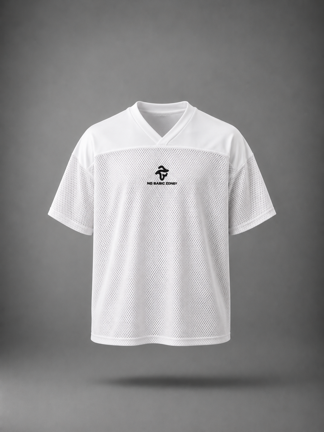 Camiseta blanca de fútbol americano de No Basic Zone, diseño simple y cómoda para fanáticos del deporte.