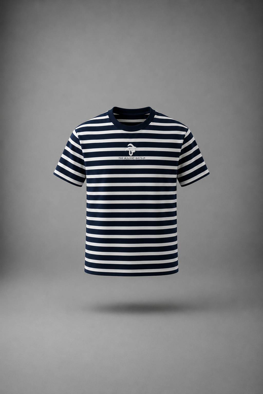 Camiseta azul marino con rayas de la marca No Basic Zone, estilo casual y cómoda para uso diario.