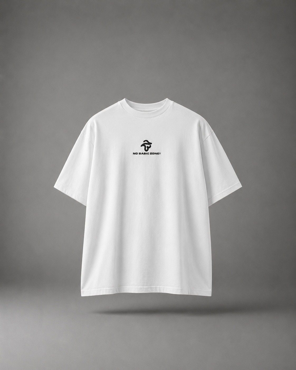Camiseta blanca de la marca No Basic Zone con diseño de estatua en el frente, estilo casual y cómodo para uso diario.