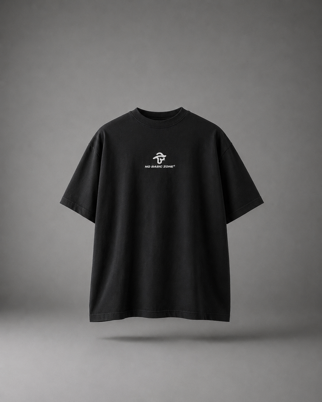 Camiseta negra de la marca No Basic Zone, diseñada para un estilo casual y cómodo, con un corte clásico y suave tela.