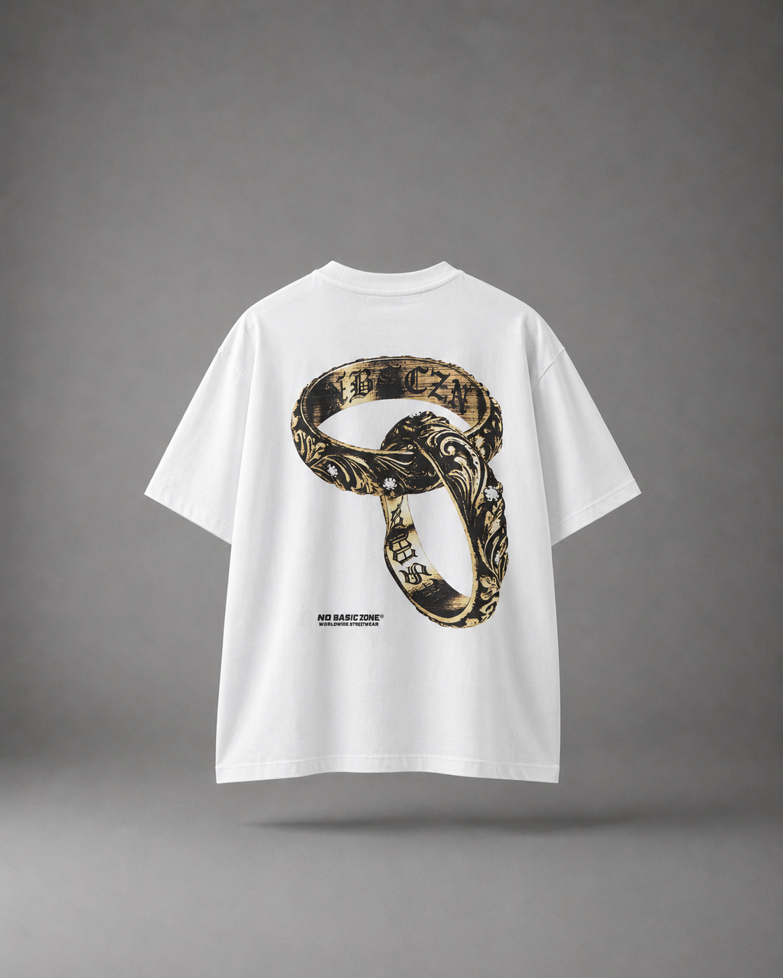 Camiseta blanca No Basic Zone Ring Tee, vista frontal con diseño simple y cuello redondo, en fondo neutro.