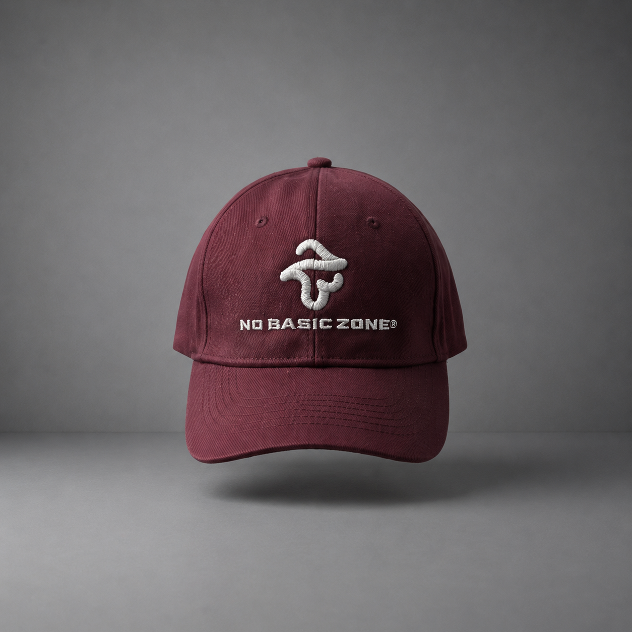 Taza Garnet de la marca No Basic Zone con logo en blanco sobre fondo burdeos, diseño resistente y elegante.