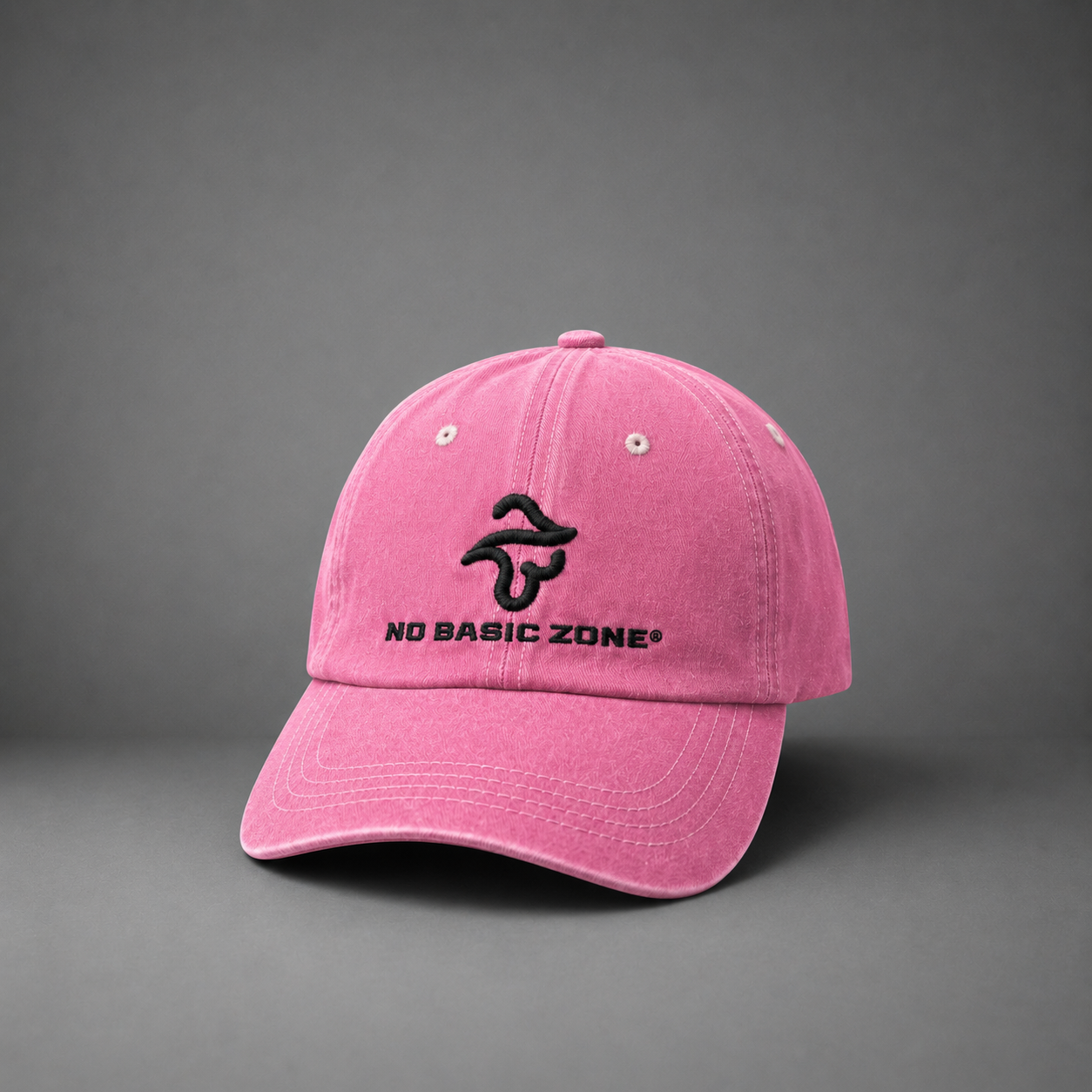 Taza rosa de la marca No Basic Zone con diseño moderno y color vibrante para bebidas.