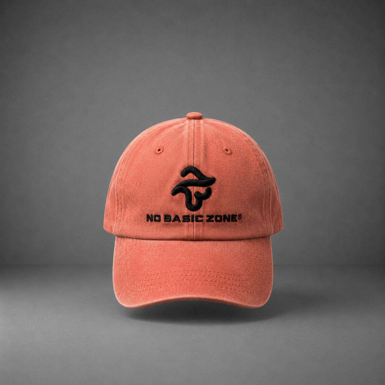 Gorra naranja con logo negro y blanco de la marca No Basic Zone, vista frontal sobre fondo blanco.