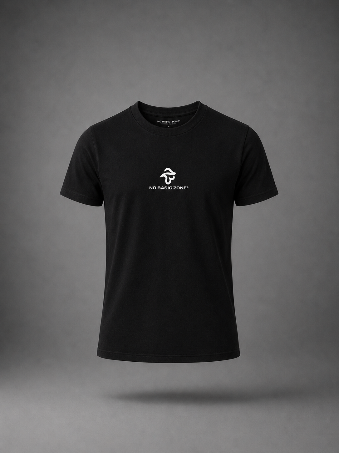 Camiseta negra y blanca Slim Feet T-Shirt de No Basic Zone con logo en el pecho, vista frontal en imagen.