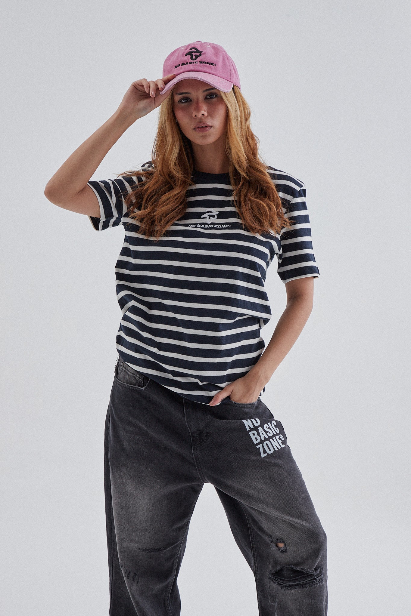 Camiseta azul marino con rayas de la marca No Basic Zone, estilo casual y cómoda, en color azul con rayas blancas.