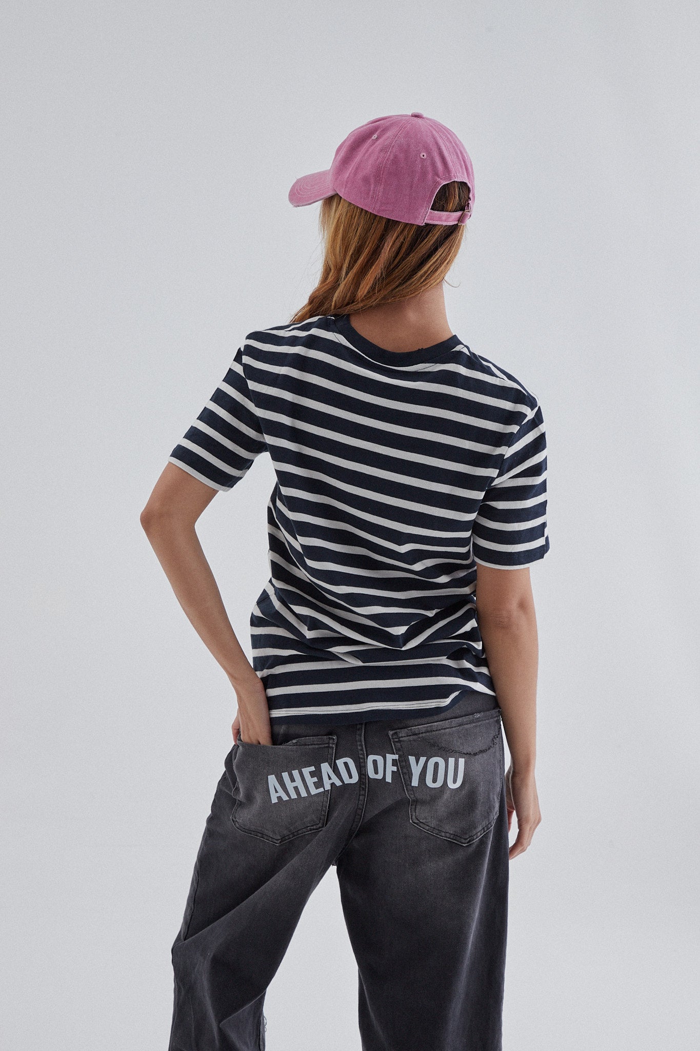 Camiseta azul marino con rayas de la marca No Basic Zone, estilo informal y diseño de camiseta de manga corta.