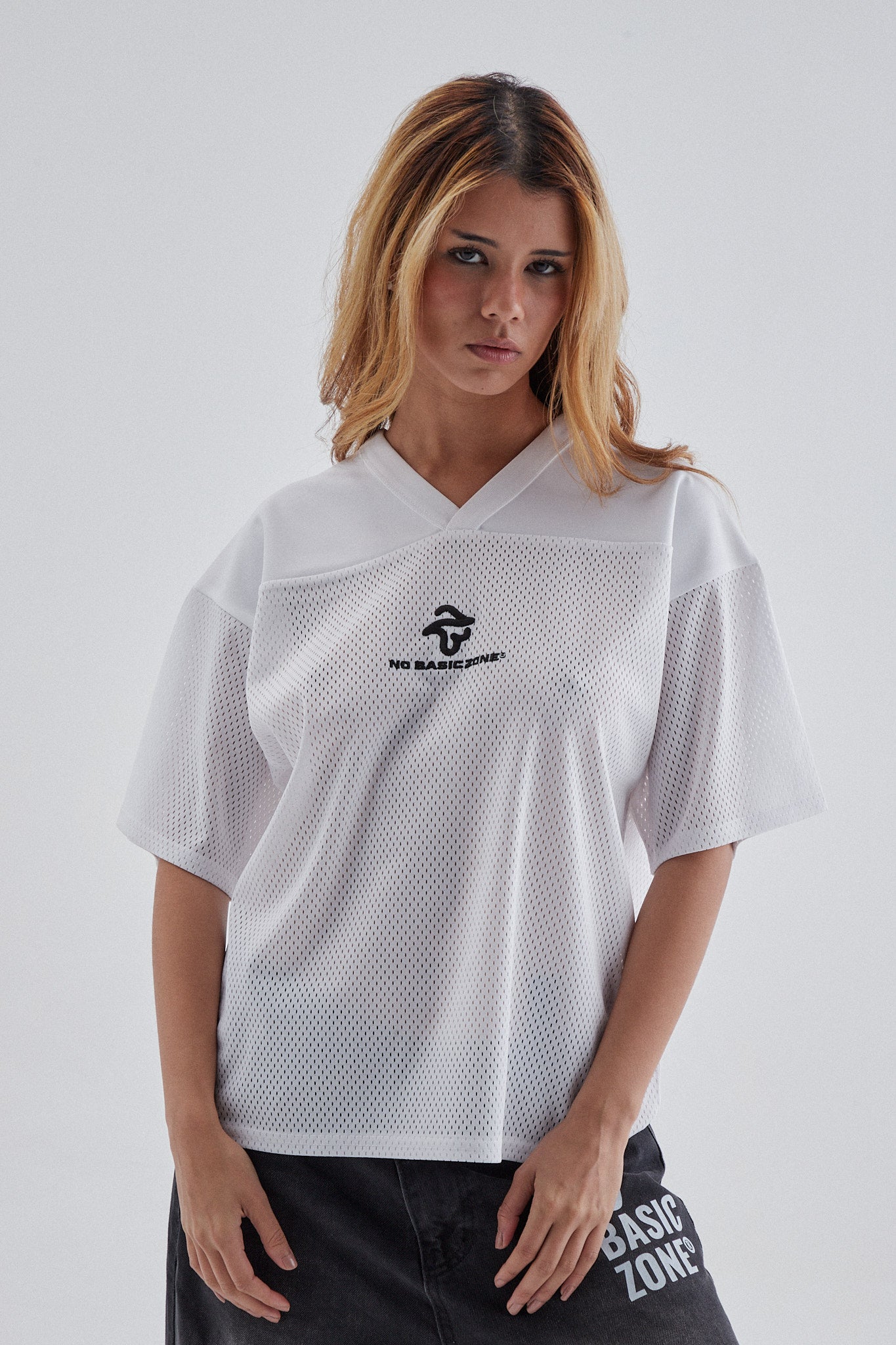 Camiseta blanca especial de la marca No Basic Zone con diseño simple, vista frontal sobre fondo neutro.