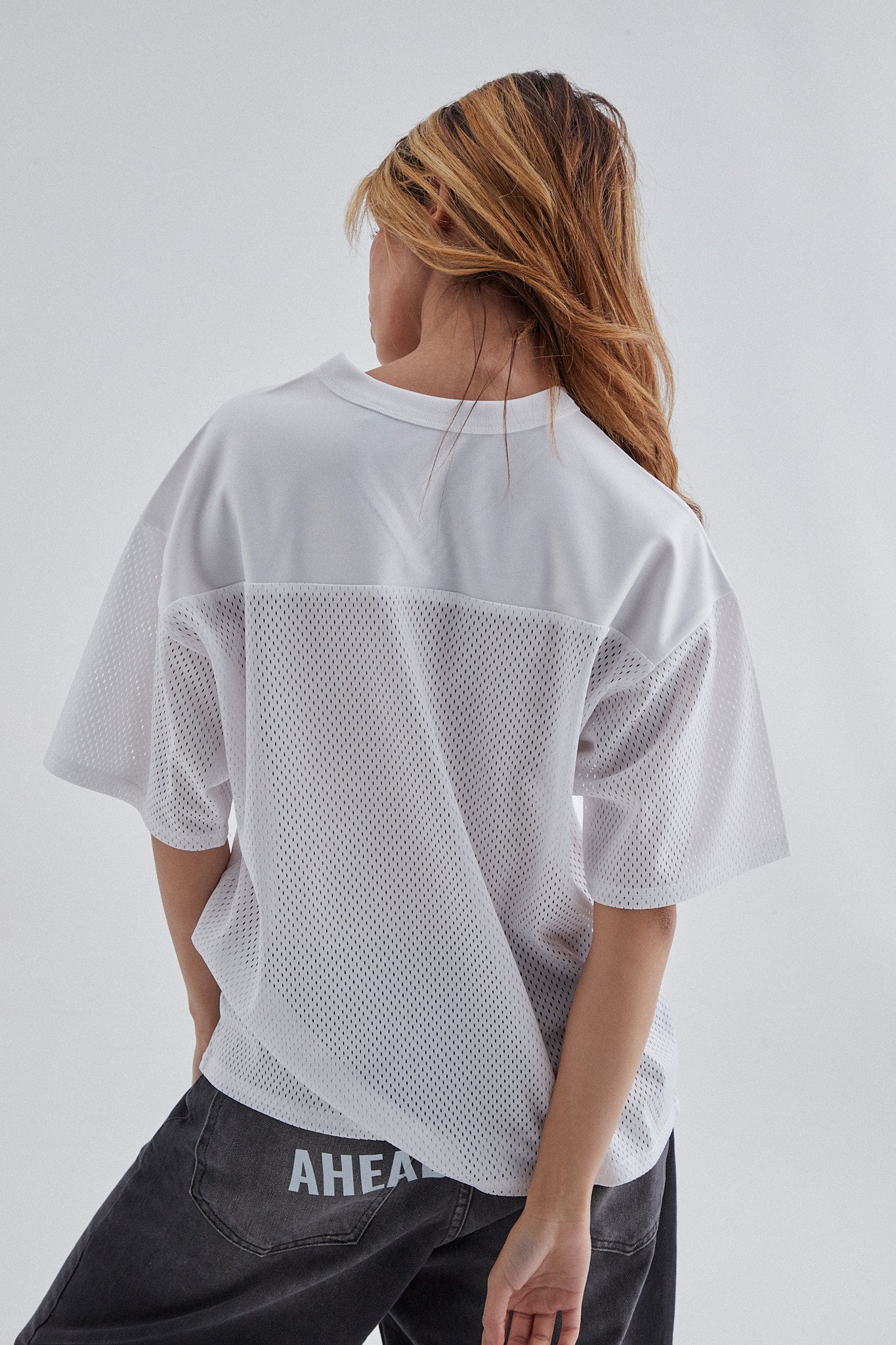 Camiseta blanca especial de la marca No Basic Zone, diseño simple y moderna, vista frontal sobre fondo neutro.