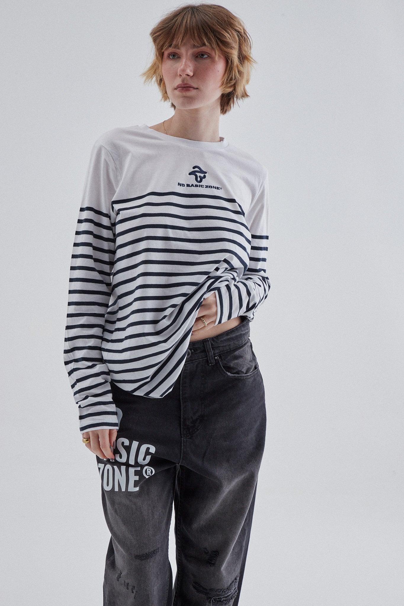 Camisa T-shirt de manga larga con rayas navy azul y blanco de la marca No Basic Zone, vista de frente.