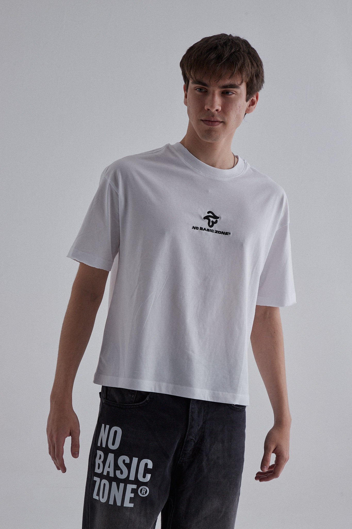 Camiseta blanca de la marca No Basic Zone con diseño simple, visible en la imagen.