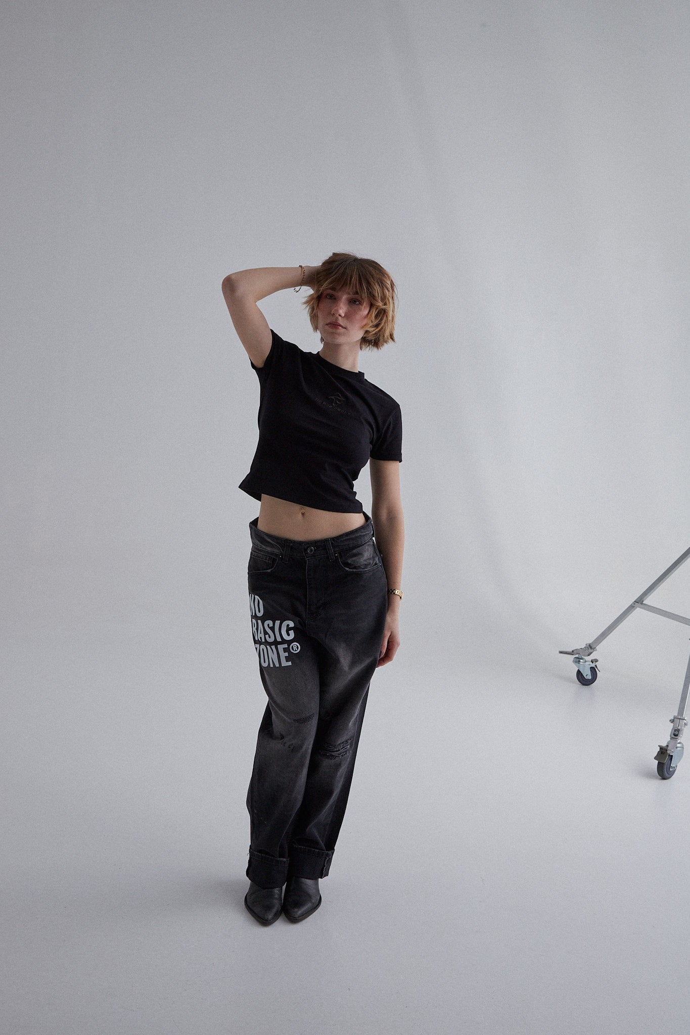 Camiseta negra Slim Feet T-Shirt de No Basic Zone con logo negro, vista frontal sobre fondo neutro.