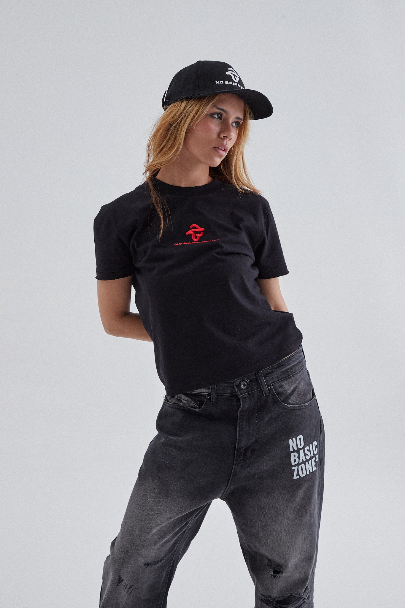 Camiseta negra con logotipo rojo de No Basic Zone, estilo slim fit, vista frontal sobre fondo neutro.