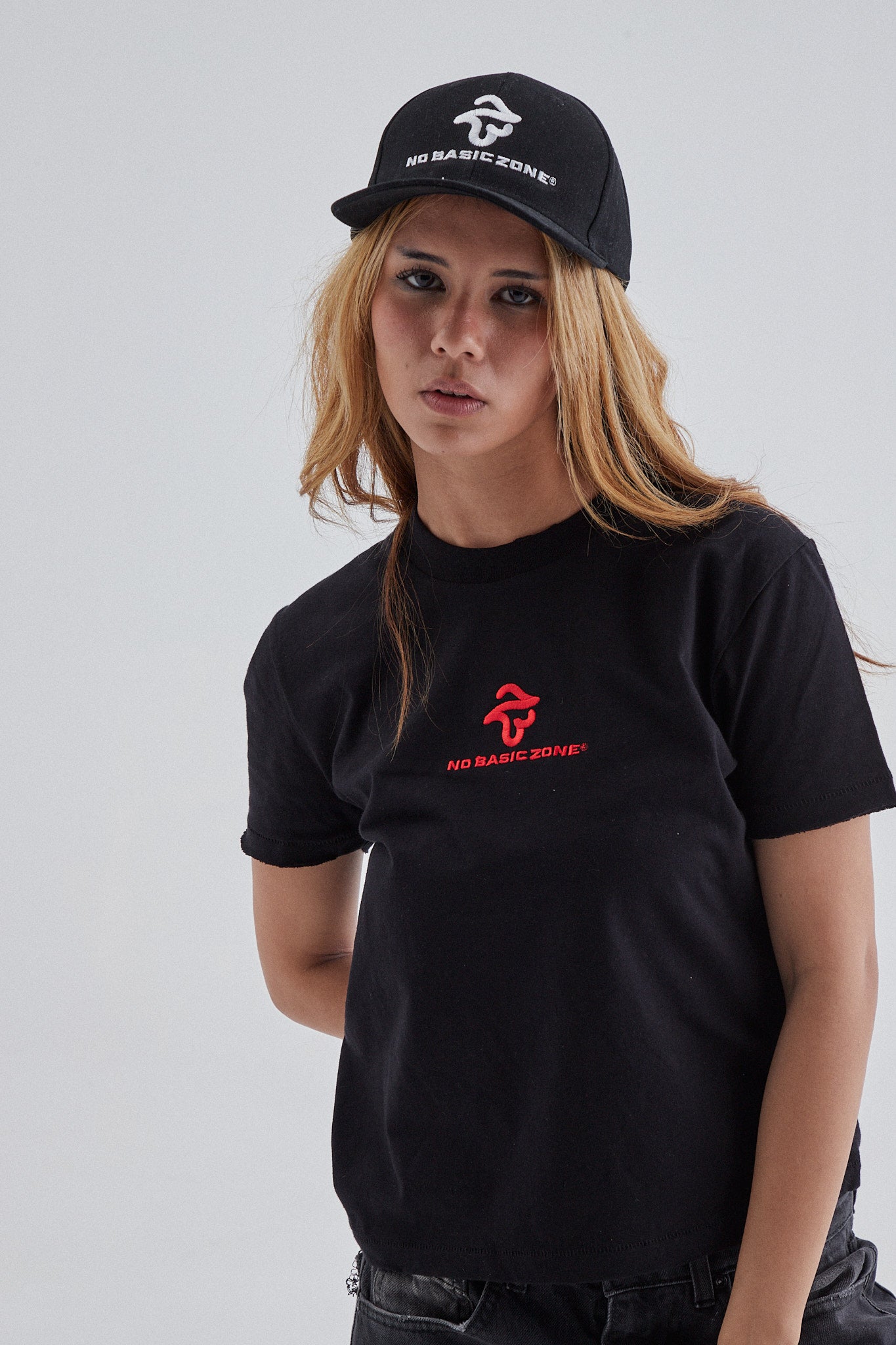 Camiseta negra con logotipo rojo de No Basic Zone, diseño ajustado y moderno, vista frontal del producto.