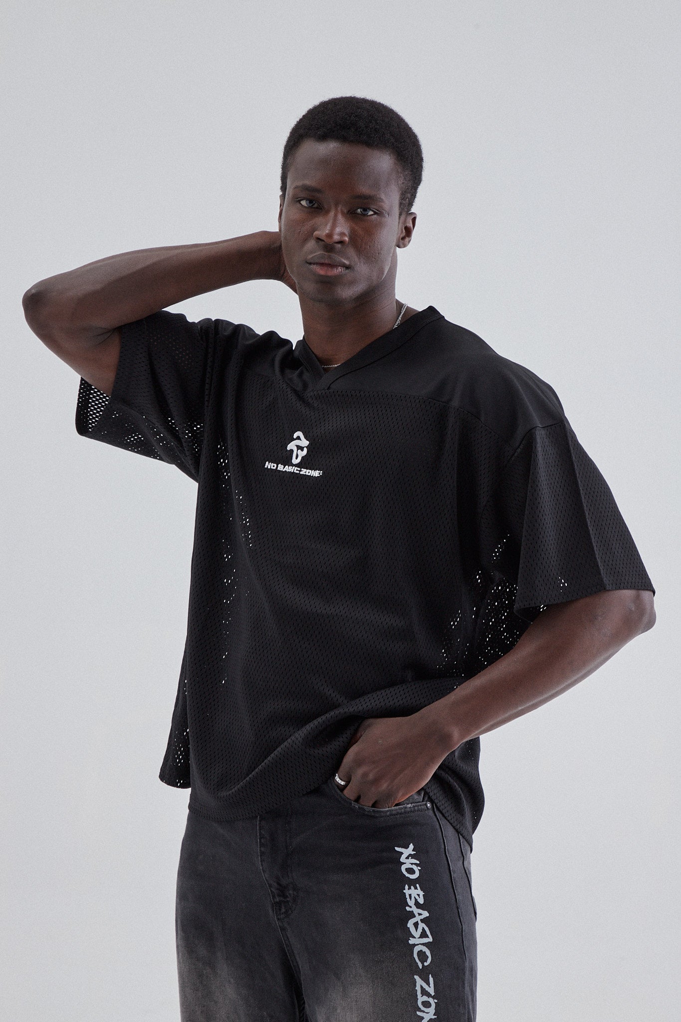 Camiseta negra especial de la marca No Basic Zone, diseño sencillo y elegante para uso casual.