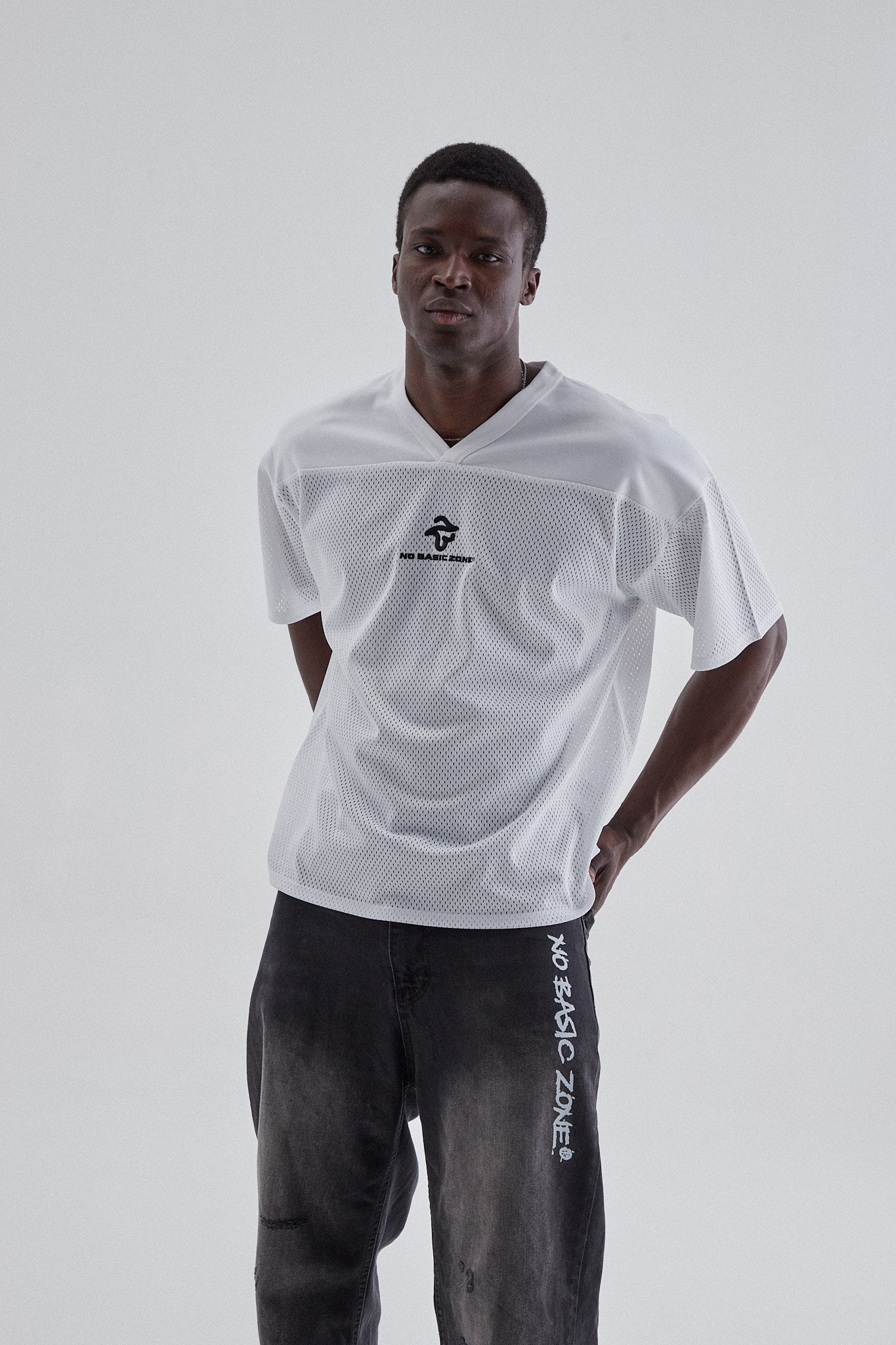 Camisa blanca especial de No Basic Zone, camiseta de manga corta y ajuste cómodo, vista frontal en color blanco.