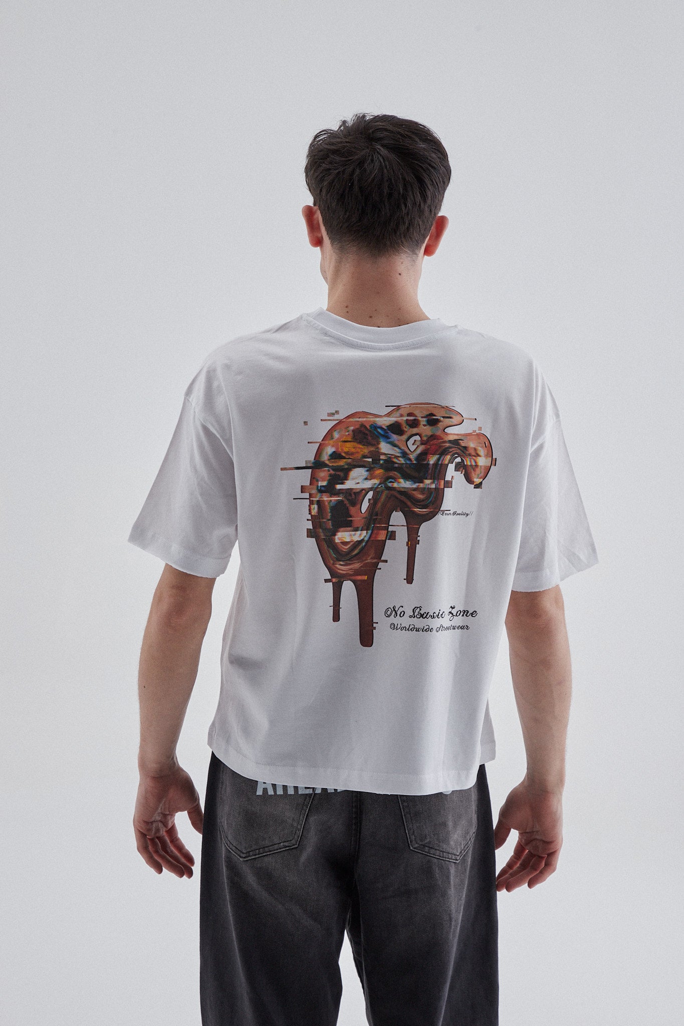 Camisa blanca tipo camiseta de la marca No Basic Zone, con diseño sencillo y cómoda para uso diario.