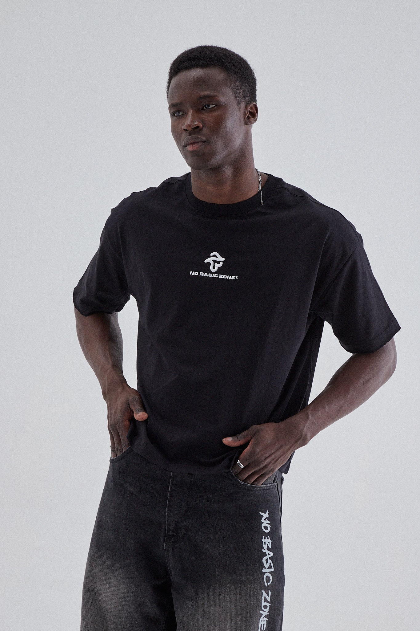 Camisa negra de la marca No Basic Zone, estilo camiseta tipo palette, vista frontal sobre fondo blanco.