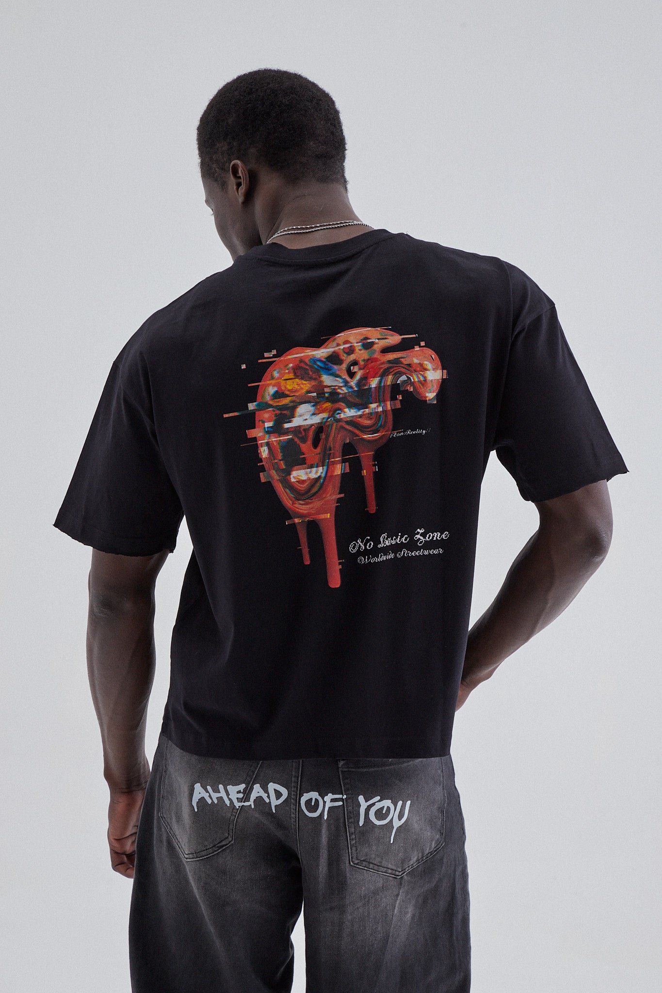 Camiseta negra de la marca No Basic Zone, modelo Palette Black T-Shirt, con diseño en la parte frontal, vista frontal sobre fondo neutro.