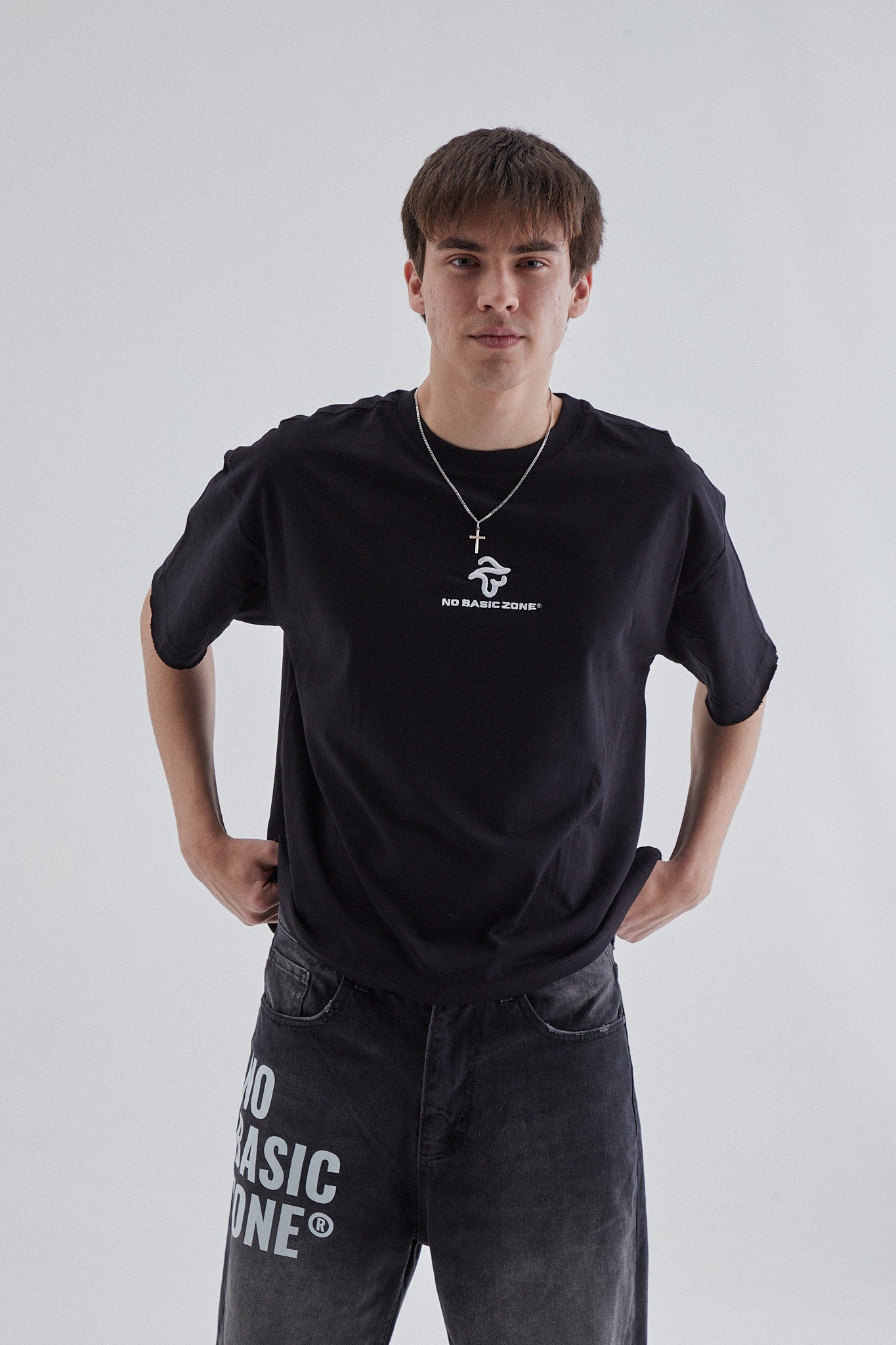 Camisa negra de la marca No Basic Zone con figura de estatua estampada, estilo casual para mujer.