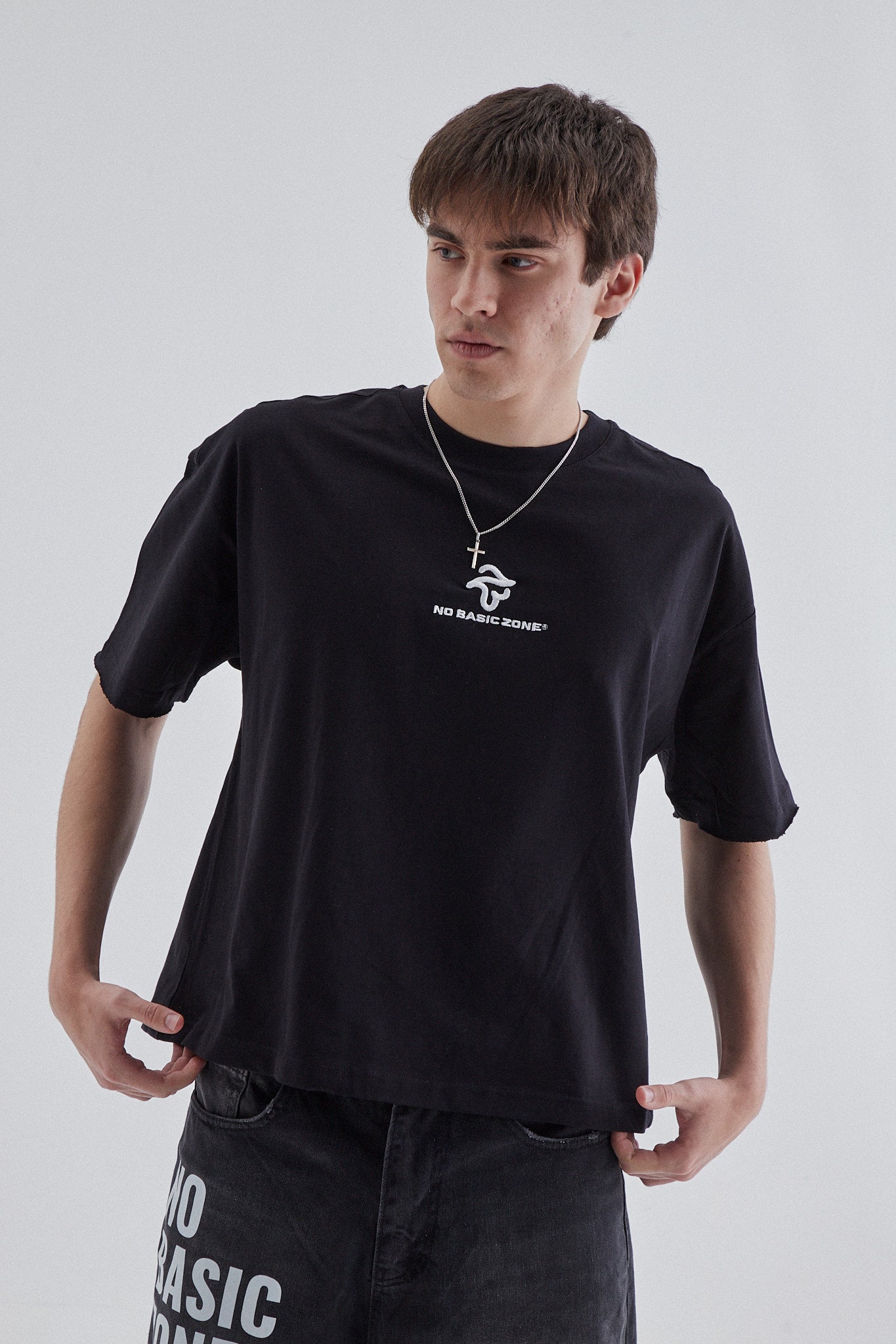 Camiseta negra con estatua de la marca No Basic Zone, diseño de camiseta tipo estatua en color negro.