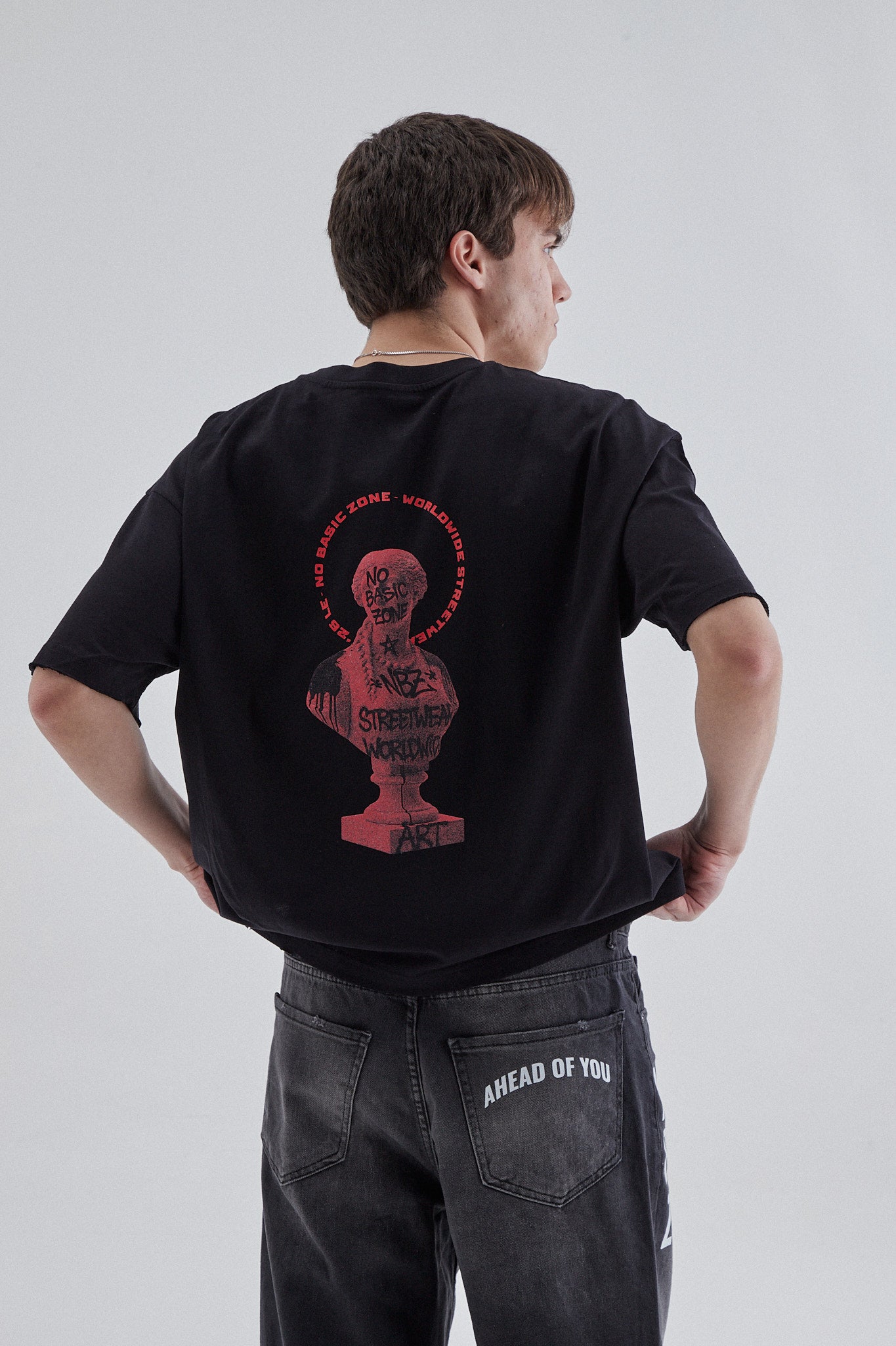 Camiseta negra de la marca No Basic Zone con diseño de estatua, vista frontal en color negro con detalles en la imagen ergérgerre_424.jpg