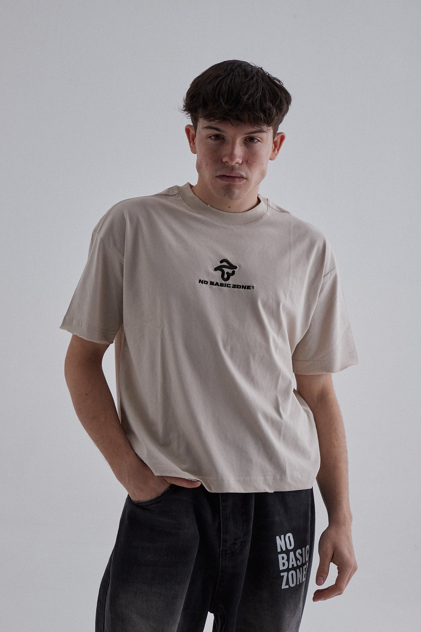 Camiseta beige y negra de la marca No Basic Zone con logo, estilo casual y diseño moderno, vista frontal.