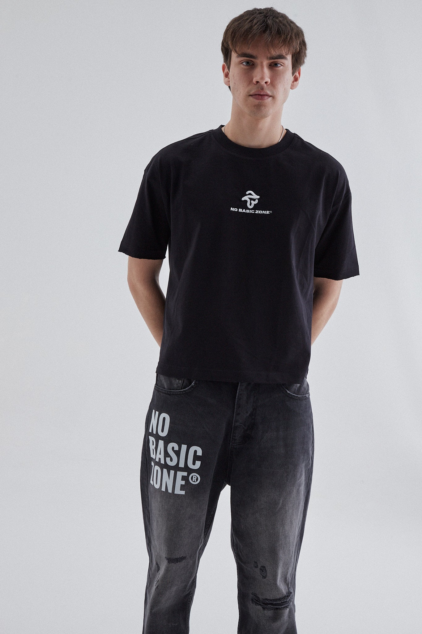 Camiseta negra TVMIND Black T-Shirt de No Basic Zone, vista frontal con diseño en el centro.
