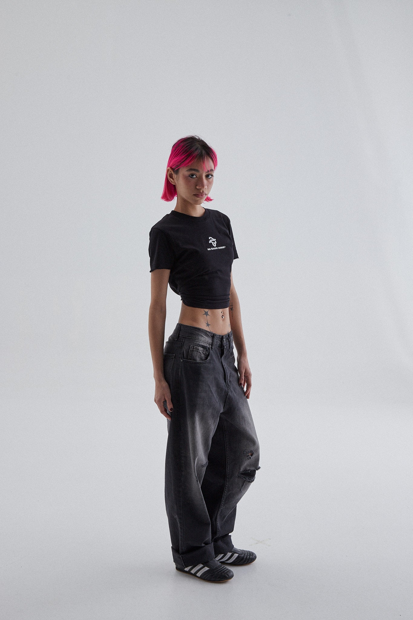 Camiseta negra y blanca de la marca No Basic Zone con logo en el pecho, estilo slim fit, vista frontal.