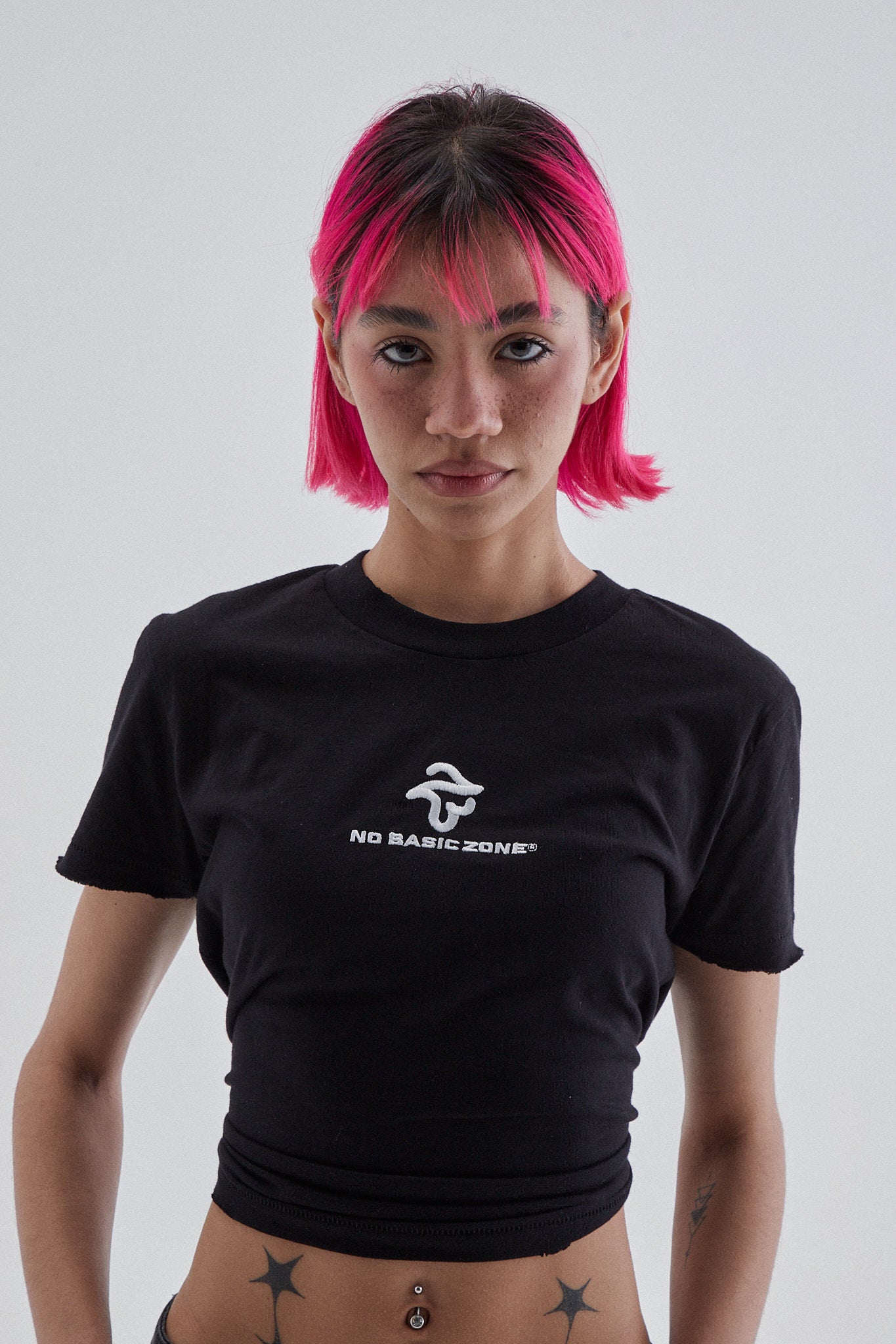 Camiseta slim feet de No Basic Zone en negro y blanco con logotipo, vista frontal sobre fondo neutro