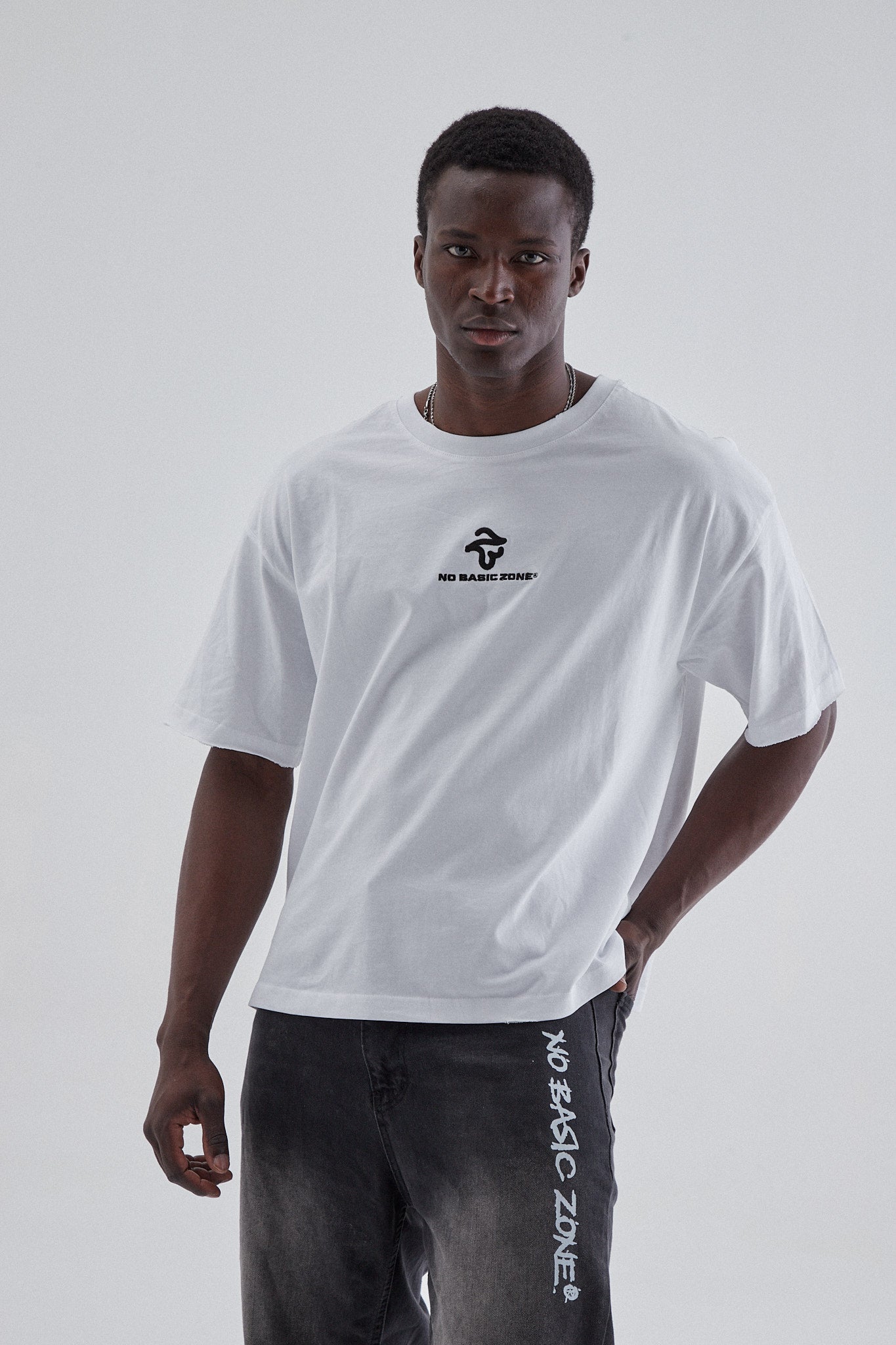 Camiseta blanca de la marca No Basic Zone, modelo TVMIND, vista frontal con diseño sencillo y cuello redondo.