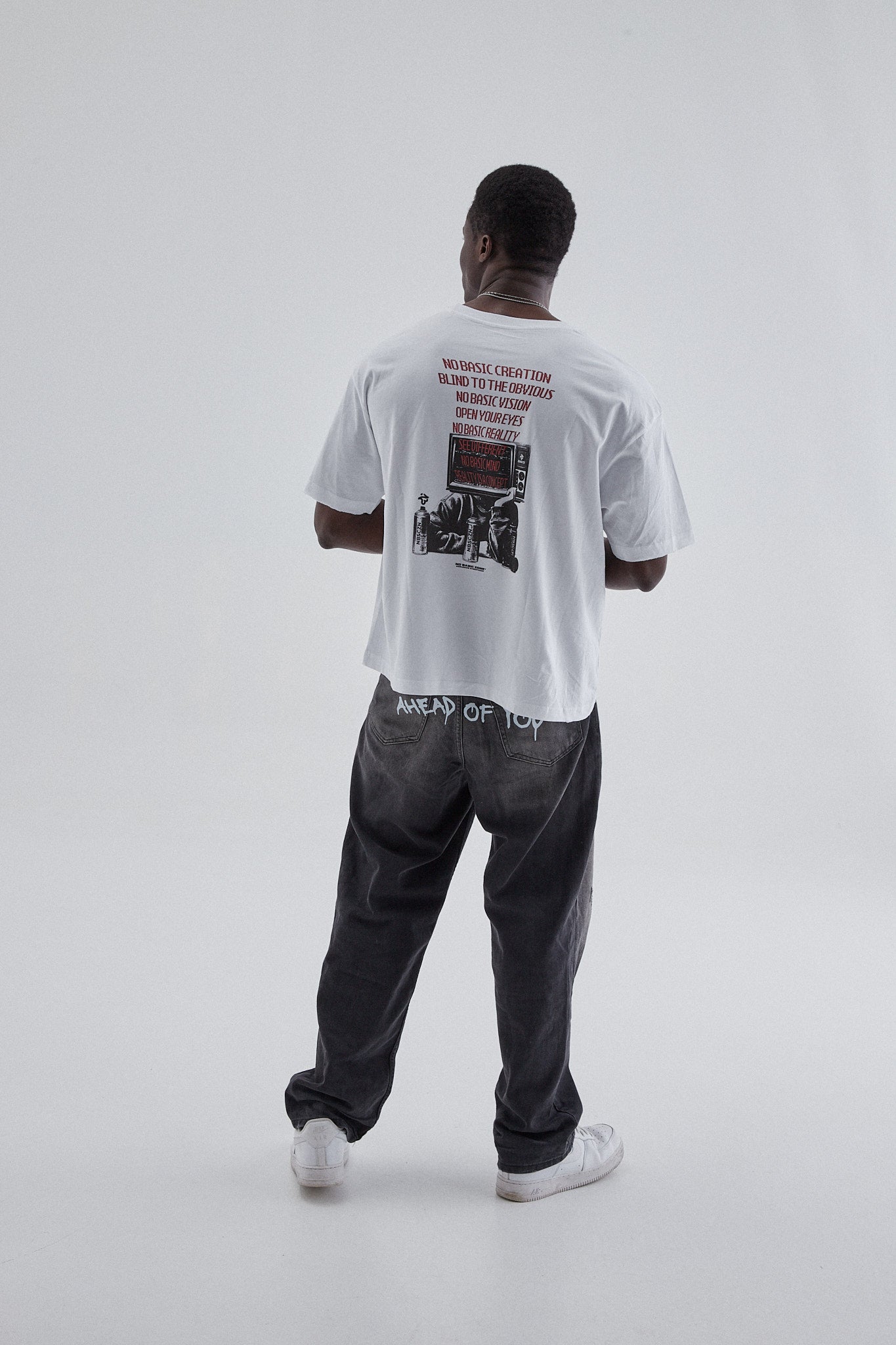 Camiseta blanca de la marca No Basic Zone, modelo TVMIND, vista frontal sobre fondo neutro.