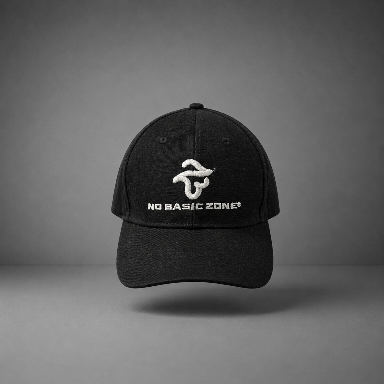 Gorra negra con logo blanco de la marca No Basic Zone, diseño duradero y estilo casual para hombres y mujeres.